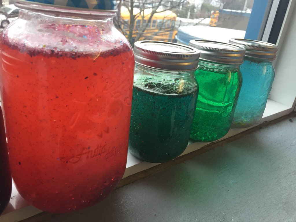 rach_o44's tweet photo. practicing mindfulness is BEAUTIFUL 😌✨ these grade 3/4’s created “Mood Jars” that mimic the cloudiness of our mind when we’re feeling overwhelmed. As the sparkles settle, we watch. we breathe. we reflect. ✌🏻✌🏽✌🏿 https://t.co/ghf5PE0Qgh