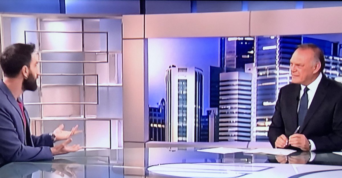 JuditSC's tweet photo. Pedro Piqueras entrevistando a @DANIROVIRA en medio del telediario. Me ha gustado @telecincoes @informativost5 #Superlópez #SuperPiqueras https://t.co/NlIJMXFCjK