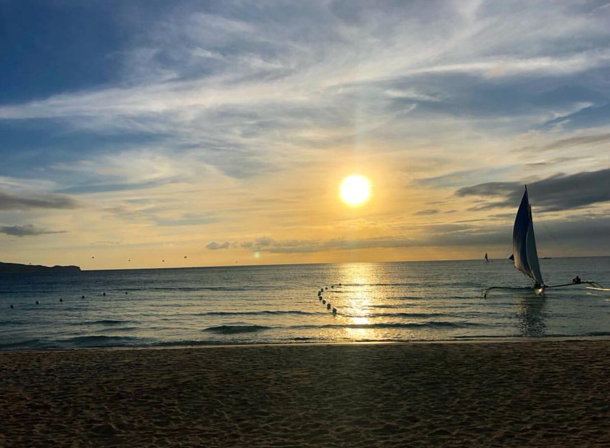 backpackergalxy's tweet photo. Sunset watching, Boracay Island. https://t.co/xNcgFlCrlL