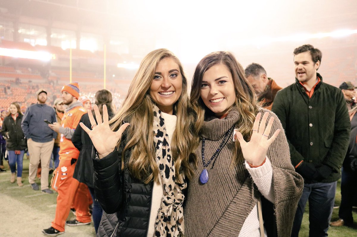 ashleylaurenpen's tweet photo. Spent my last home game as a student with the best people!🖐🏽 #LiveMasStudentSectionChallenge #LiveMasStudentSectionChallengeEntry https://t.co/q4lwKLg9XX