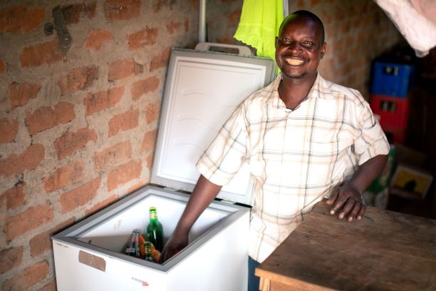 LEAP_Awards's tweet photo. Do you distribute or manufacture #offgrid #refrigerators or know someone who is? The #EfficiencyforAccess Coalition Investor Network could provide financial investments to scale production. Learn more about eligibility: https://t.co/2TjWV9XGRA #GlobalLEAPAwards https://t.co/vZuUqEEiur