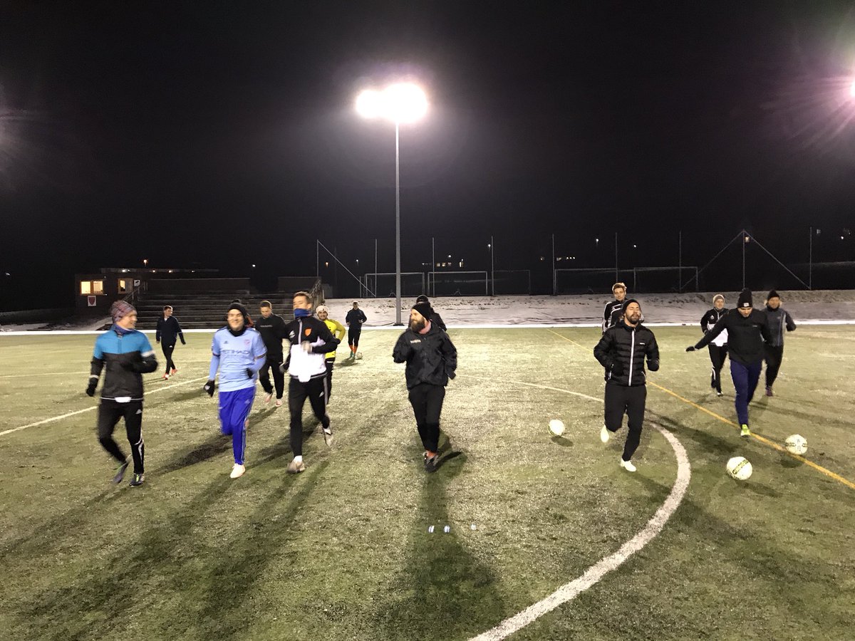 Dagens trening; hovedtrener forklarer spilløkta, bevegelser/roller/valg etc.... en vantro spillegruppe med kontant svar; «koss f... skal vi huske det til neste sesong?»  Resultat; 2 lag, 1 ball. Flest mål vinner
Demokrati der altså.....