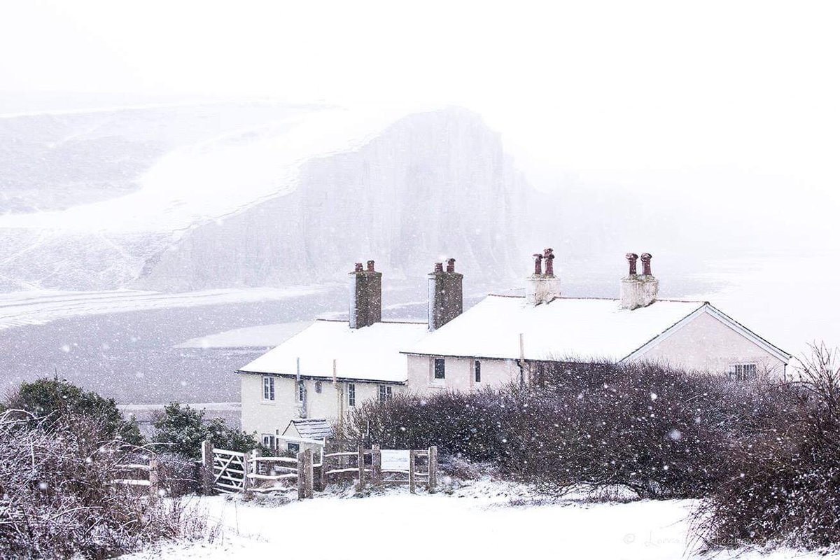 Rare snow at the Cuckmere Cottages in Sussex by Parhelion’s <a href="/laineyspics/">Lorraine Heaysman</a> She’s written a few words about the day she got this image over on our Facebook page. facebook.com/49553182395277…