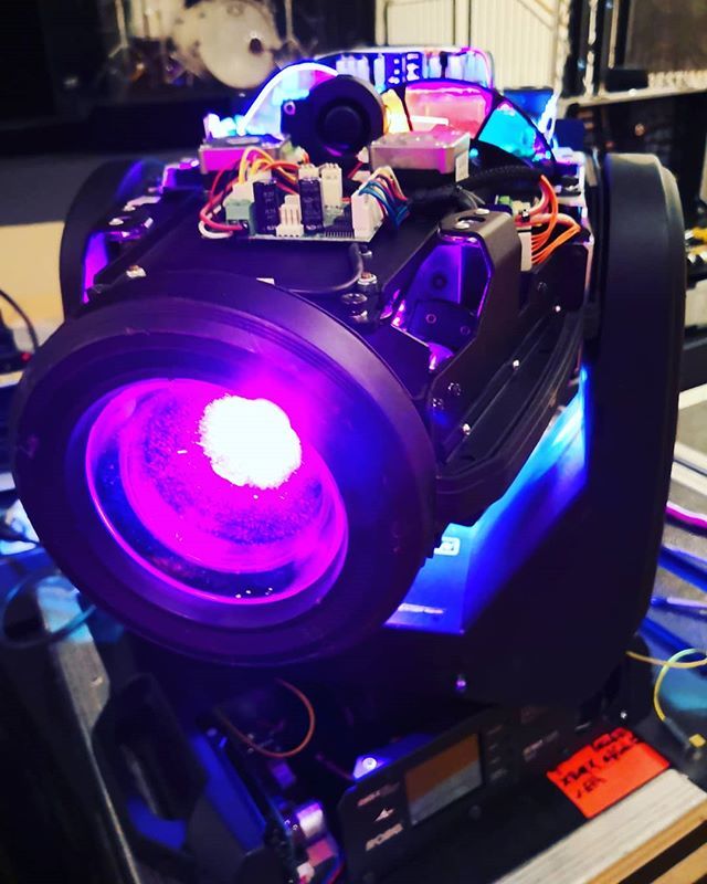 deraphi's tweet photo. #robe Robin 600e Spot getting cleaned. @robelighting @therobeway https://t.co/e8LOvae8K8 https://t.co/enMXv04Zd5