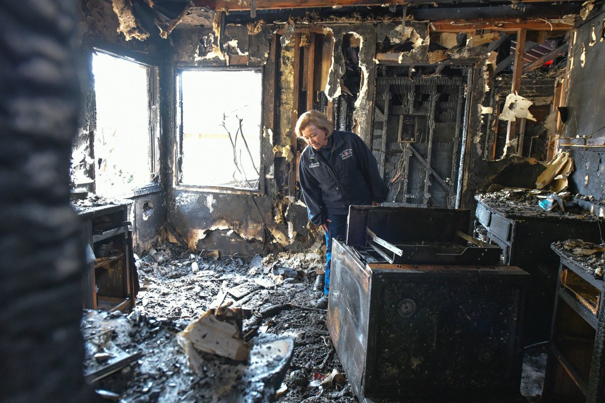 WayneFreedman's tweet photo. Fire began in the kitchen. Oven was smoking. When opened, the room pretty much exploded, according to @HealdsburgFire Marshall Linda Collister. #abc7now #sonoma Cause under investigation. https://t.co/LHBwH5XW2r
