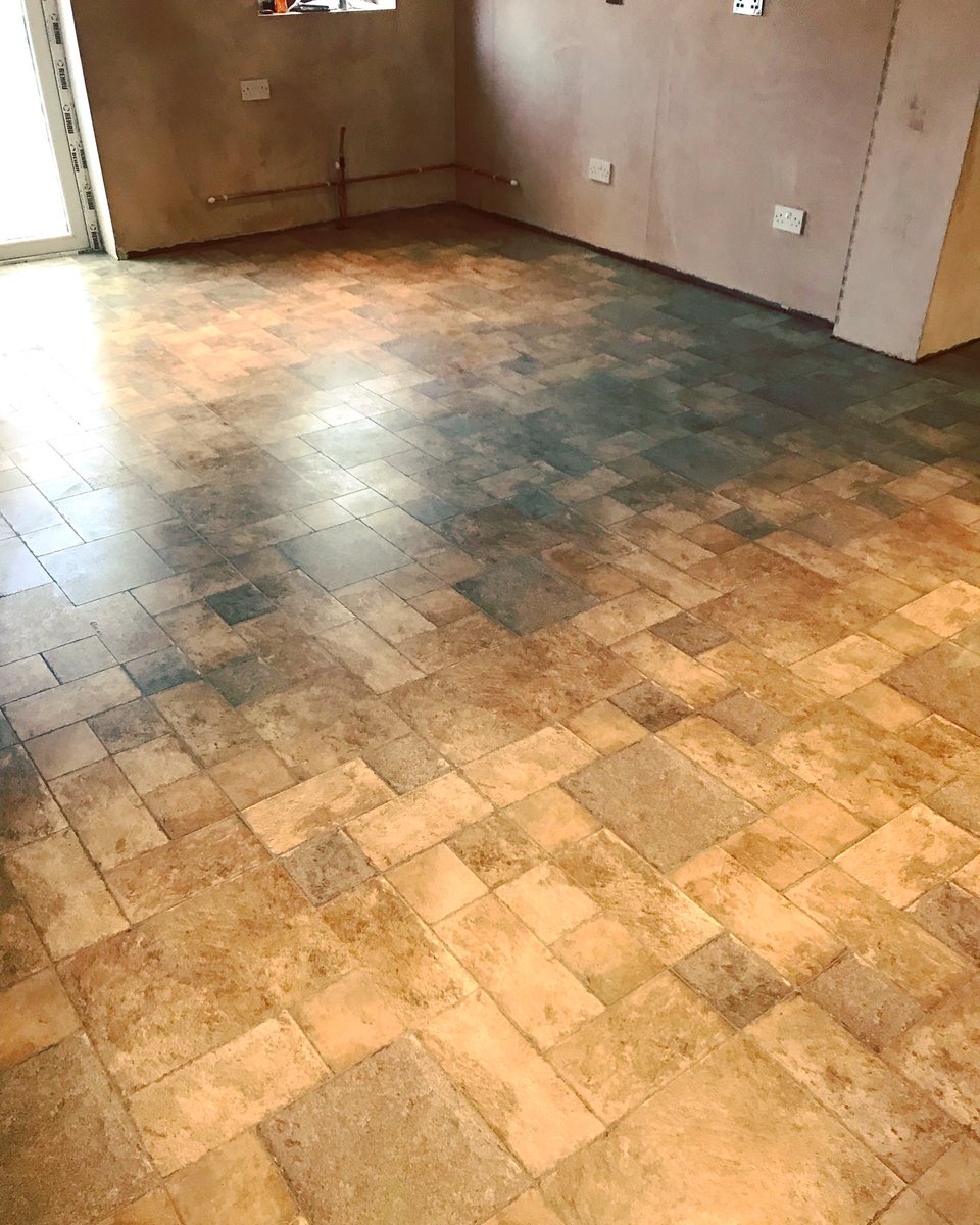 Not often a cushy room like this comes along. Completely empty and no skirts 😍 Offset Stone Tile Effect Laminate Flooring #relaxedmonday