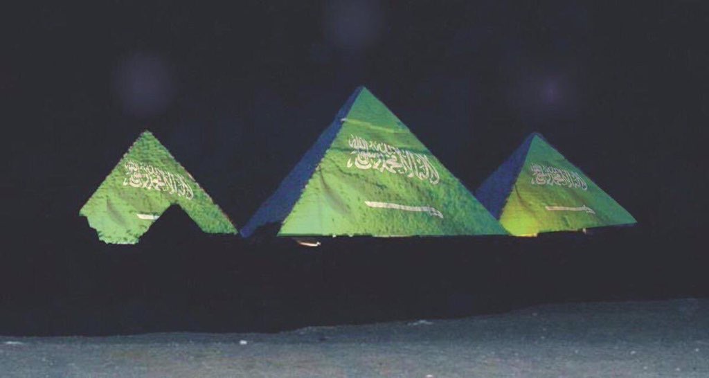 ولي العهد محمد بن سلمان في بلده الثاني مصر وعلم السعوديه بلدنا وهويتنا الاسلامية علي اهرامات بلدنا العظيمه ربنا يديم الحلف العربي حلمنا وكلنا مع اخواتنا واهلنا في السعوديه ونفديهم بدمنا اخواتنا اطهر ارض واكرم ناس 😍