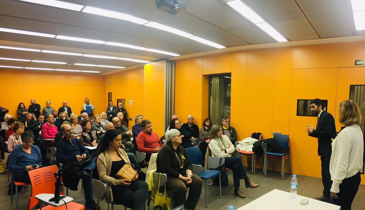 jordiPuignero's tweet photo. Un plaer compartir un vespre de dilluns amb la bona gent de @JuntsXCat de SantJust parlant de #RepúblicaDigital https://t.co/jtDdg9cjWs