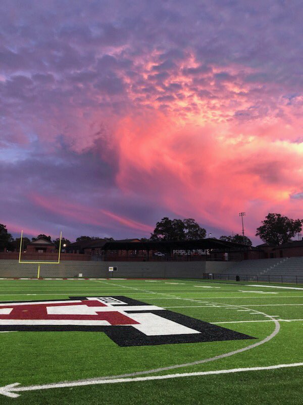 AndyBulldogsFB's tweet photo. Beautiful sky at practice this afternoon! #ThatsWhy https://t.co/rzw2H3Gngr