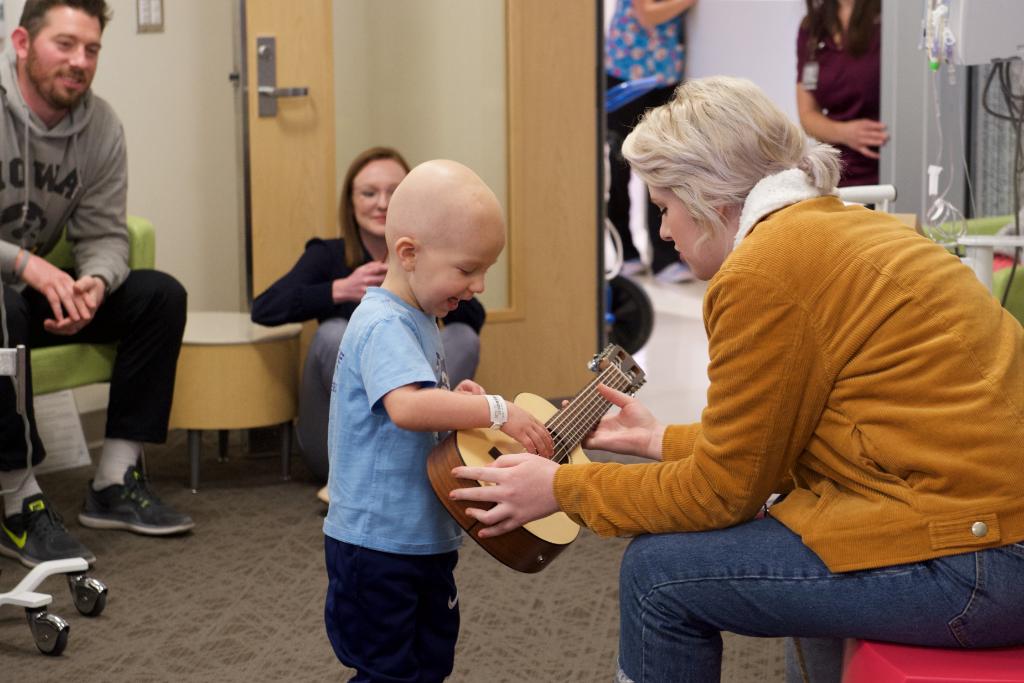 UIchildrens's tweet photo. Iowa native, @MaddiePoppe, shared her music with our patients and their families today! 🎼 https://t.co/sjj3YEGqWU