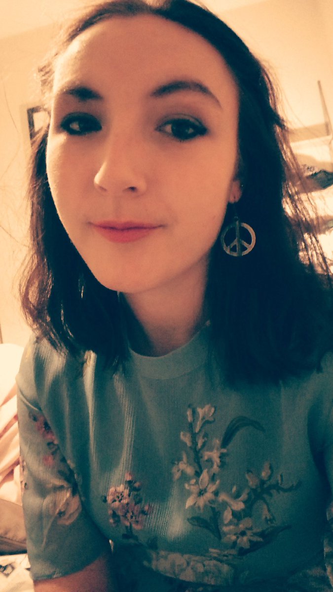 KeeleighHallam's tweet photo. Growing out a fringe is so awkward #helloforehead https://t.co/MmbEAHXGvz