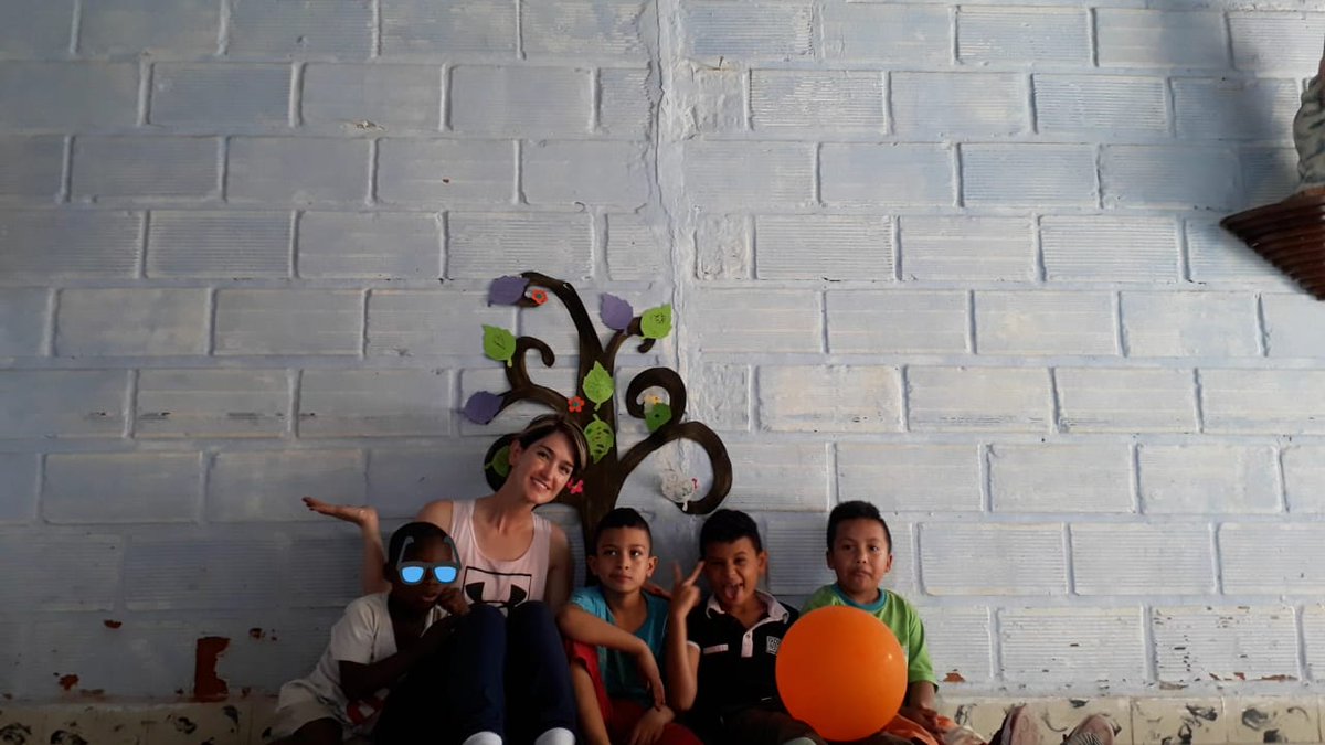ColorFundacion's tweet photo. A través de una actividad lúdica enseñamos sobre reconciliación a niños del barrio Moravia de #Medellín.

#ColorYEsperanza https://t.co/Rwev8tSfU9