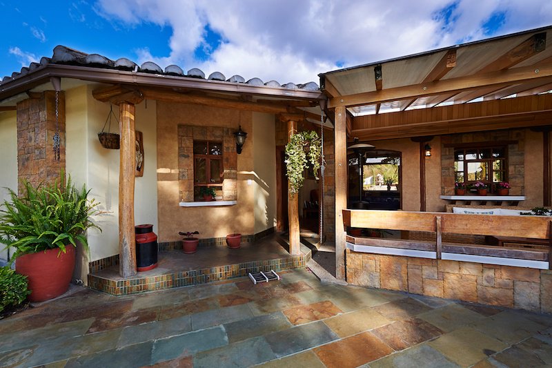 This Southwestern rustic house breaks up areas of stucco, tile, and wood using natural stone bricks and veneer. The careful choice of pavers prevents the large area covered from being monochromatic or too visually dominant.
#UseNaturalStone
hubs.ly/H0fGdY30