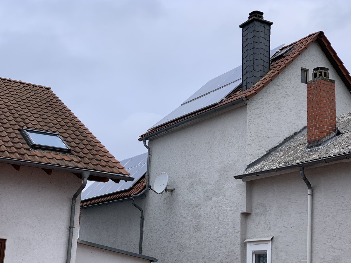 SolarSkyGmbH's tweet photo. 4,40 kWp in Aßlar #einspeisung #eigenverbrauch #photovoltaik #einspeisevergütung #netz #energie #erneuerbareenergie #erneuerbareenergien #evu #pv #kabel #elektrik #gmbh #netzeinspeisung #rectwinpeak2 #baywa #sonnenenergie #sonne #pva #rec #sma #k2systems #hessen #wetzlar #asslar https://t.co/NyjrdluKGw