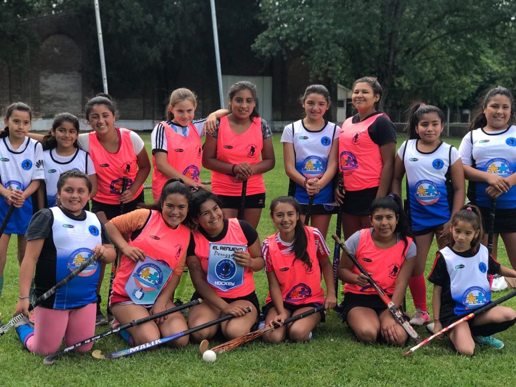 jorrjuarez's tweet photo. Feliz 1er Año Esc Hockey Social El Renuevo de Peruzzotti
Gracias x confiar en ntro proyecto #ElDeporteDeMiBarrio que enfoca a trabajar en la organización, fortalecimiento de las diferentes disciplinas, sinergia de vecinos, comerciantes e integrantes del Club @SolidarioPilar 🏑🙋🏽‍♂️ https://t.co/SfbYZFY7uw