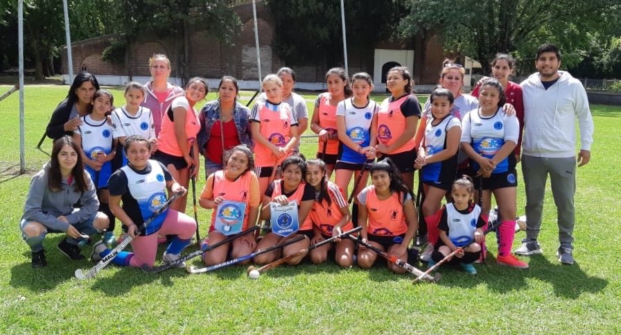 jorrjuarez's tweet photo. Feliz 1er Año Esc Hockey Social El Renuevo de Peruzzotti
Gracias x confiar en ntro proyecto #ElDeporteDeMiBarrio que enfoca a trabajar en la organización, fortalecimiento de las diferentes disciplinas, sinergia de vecinos, comerciantes e integrantes del Club @SolidarioPilar 🏑🙋🏽‍♂️ https://t.co/SfbYZFY7uw