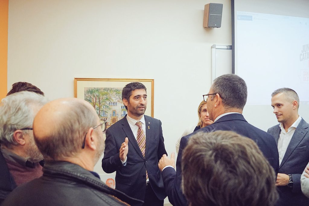 lflotats's tweet photo. Una xerrada súper clarificadora sobre la #RepúblicaDigital a mans del HC @jordiPuignero avui a #SantJust🔔

“Qui vulgui liderar el s.XXI, haurà de fer la Revolució Digital” 👫👫👫

#ConsellDeLaRepublica  @catalan_gov https://t.co/bWlrdX5oEG