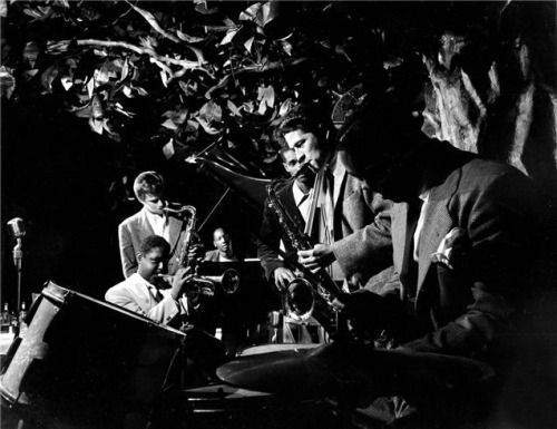 BlueSktches's tweet photo. Tadd Dameron Sextet with Fats Navarro - Lady Bird
https://t.co/rqFaKzDI3L
via @BlueSktches
#FatsNavarro (tp)
#WardellGray, #AllenEager (ts)
#TaddDameron (p)
#CurlyRussell (b)
#KennyClarke (d)
#Jazz #BestOfBeBop #JTRCK
🎧 https://t.co/m0z8jEYZBE https://t.co/BAeiDkmTOw