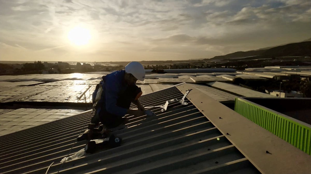 Apurando los últimos rayos de sol para instalar medidas de seguridad. 

Mañana nuestros instaladores trabajarán seguros.