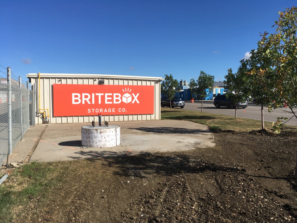 PMSigns's tweet image. Check out that sturdy LED pylon sign base. Ooo. 
Click over to our site to see the completed project: bit.ly/2By11t4