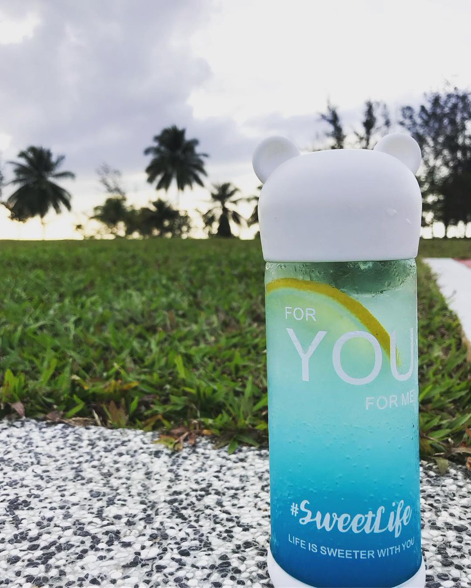 MacaoTea's tweet photo. Blue Curacao...Tastes as good as it's looks, exclusive to @MacaoTea #beachlife #soda #tanjungbatubintulu https://t.co/5mY18qyUSU