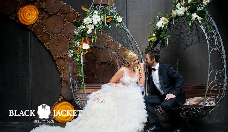 YLWeddingGuide's tweet image. Modern, classic &amp;amp; versatile;  this tuxedo from @blackjacketsuiting looks perfect in this romantic, whimsical styled setting - or any setting for that matter 😍 #weddingsuits #customtailoring