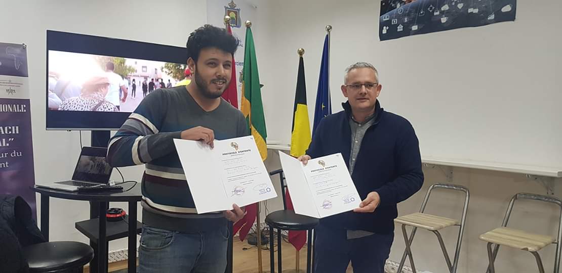 APassagers's tweet photo. Aujourd'hui nous avons présenté le projet #Yallah_Chabab au centre d'excellence du #CoachingTerritorial. C'était l'occasion de signer une charte de valeurs qui liera notre association au programme et à CGLU Afrique. https://t.co/hcVFYsSuwD
