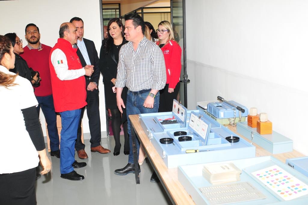 DIF_NMX's tweet photo. El gobernador @AristotelesSD reconoció el trabajo que ha hecho su esposa al frente del @DIFJalisco, así como de todos los trabajadores que han trabajado durante su administración, resaltó que juntos han transformado las vidas de las familias jalisciense. https://t.co/Ba10PuqtL3