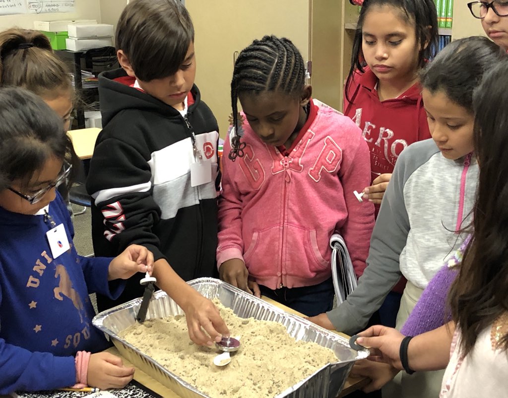 vega7myriam's tweet image. Magnetic vs. non-magnetic experiment. What a great way to learn about magnetism! 100% student engagement. @Horn_Dream_Big @HornBeyondBooks @AliefScience #magnetic #nonmagnetic #funexperiment