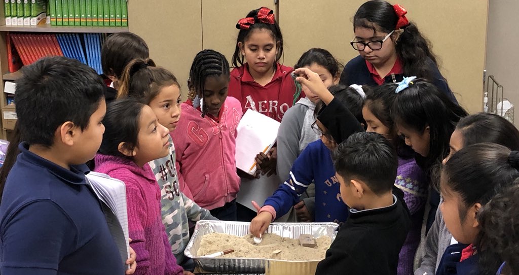 vega7myriam's tweet image. Magnetic vs. non-magnetic experiment. What a great way to learn about magnetism! 100% student engagement. @Horn_Dream_Big @HornBeyondBooks @AliefScience #magnetic #nonmagnetic #funexperiment