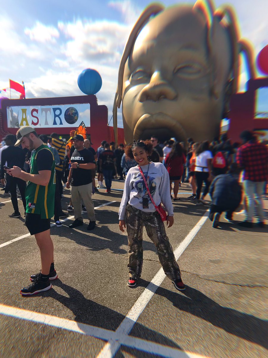 besosonjay's tweet photo. how did I forget to post these! It’s fucking ASTROWORLD BaBY 🚀🎡 cute af #astrobabe #AstroWorldFest https://t.co/oyZdmvMTxJ