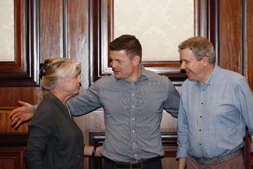Ruriu's tweet photo. Love these photos of my wonderful parents &amp; @BrianODriscoll Bahrain. Had a ball! 🏉😊 #bod #bahrain https://t.co/wNLvrc5op1