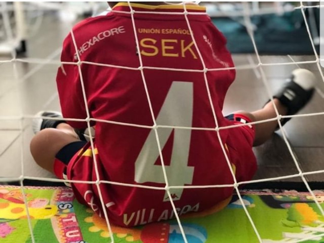 Coordinacion_FR's tweet photo. Este orgullo sera herencia de mis hijos 🎶🎵
Desde Antofagasta nos llega esta imagen de un niño jugando con su camiseta.
Su padre jugo por casi 10 años en el club, fue campeon y capitan, pero su mejor logro fue fuera del club, heredar el amor por Unión Española a su hijo. 👏👏👏 https://t.co/dWhmrvZOCM