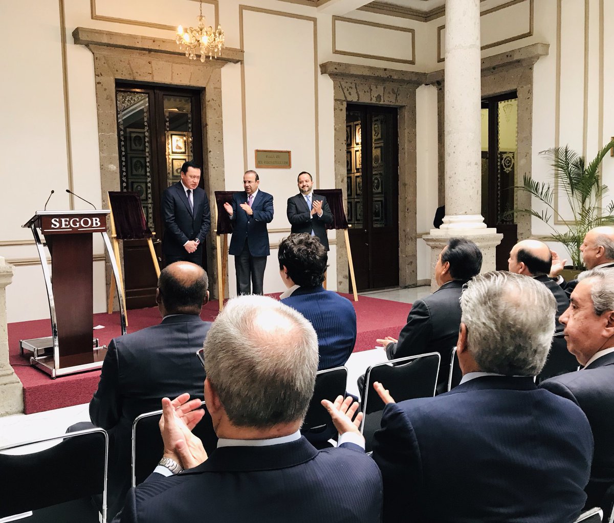 CSocialesTec's tweet photo. Nuestro decano @AlejandroPoire participó hoy en la develación de su retrato como exsecretario de Gobernación en compañía del senador @osoriochong y del secretario @navarreteprida. 

El evento se llevó a cabo en @SEGOB_mx 

¡Muchas felicidades! 🎊🎉 🇲🇽 https://t.co/mNAwRuTL0C