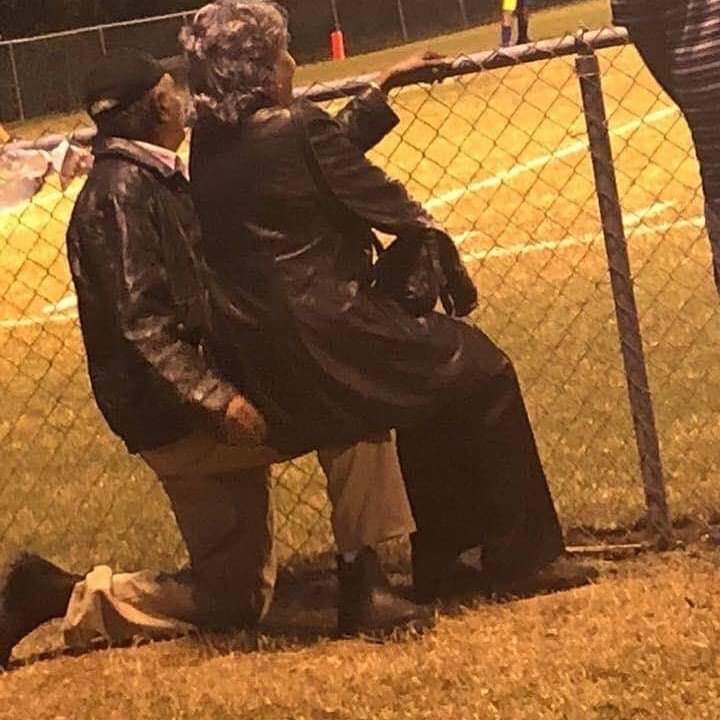 Erapravoce's tweet photo. Foram juntos ver um jogo de futebol, ela se cansou, e ele  serviu de banco. Isto é amor verdadeiro.. meta ❤️ https://t.co/bTaziijgCI