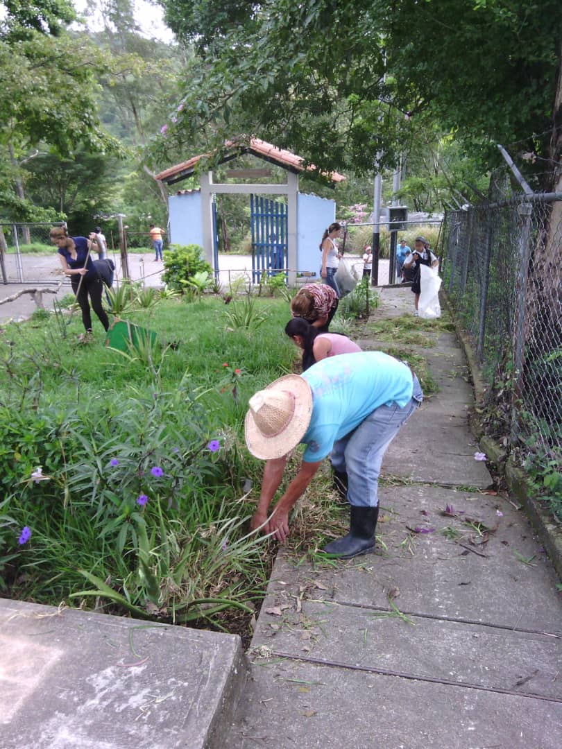 escuelatarabay's tweet photo. Jornada de limpieza en compañía de padres y representantes y apoyo de la Alcaldía Bolivariana de Capacho Nuevo @charlychaves @MPPEDUCACION @SalaTachirazet @BolivarianasZET https://t.co/MordTItItY
