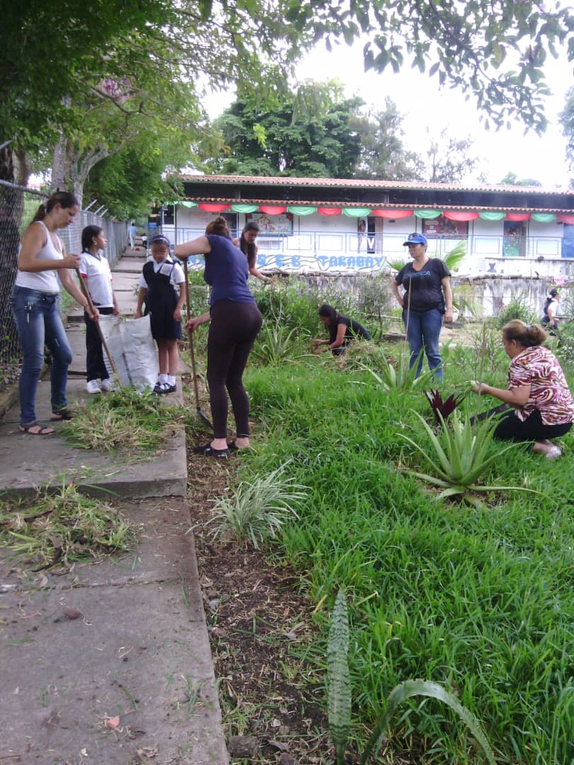 Jornada de limpieza en compañía de padres y representantes y apoyo de la Alcaldía Bolivariana de Capacho Nuevo <a href="/charlychaves/">Charly Rojas Chaves</a> @MPPEDUCACION <a href="/SalaTachirazet/">SalaTáchiraMPPE</a> <a href="/BolivarianasZET/">Erika Varela Sayago Escuelas Bolivarianas</a>