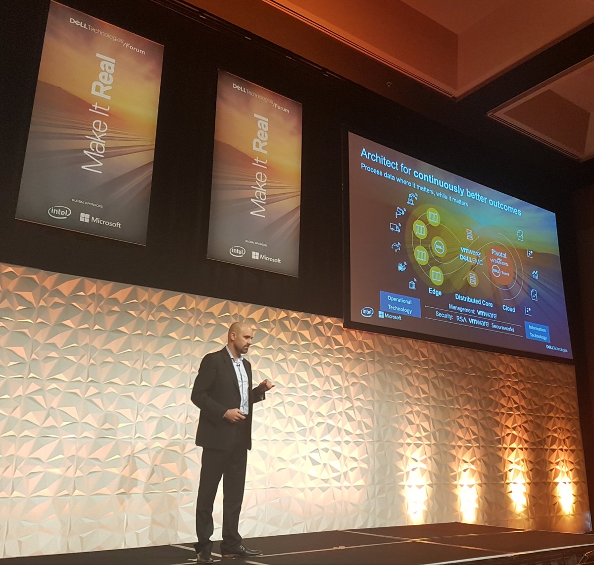 angelaefox's tweet image. Laying the foundation for the next era of #humanmachinepartnership with @elmarji at #DellTechForum in #brisbane #Iwork4Dell