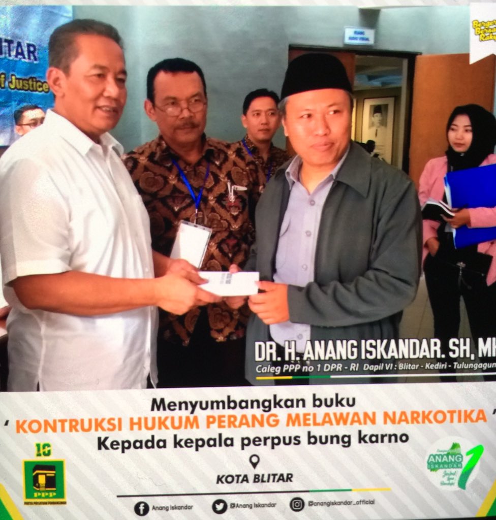 Buku kontruksi hukum perang melawan narkotika, pecandu di hukum rehab pengedar di hukum berat karya saya