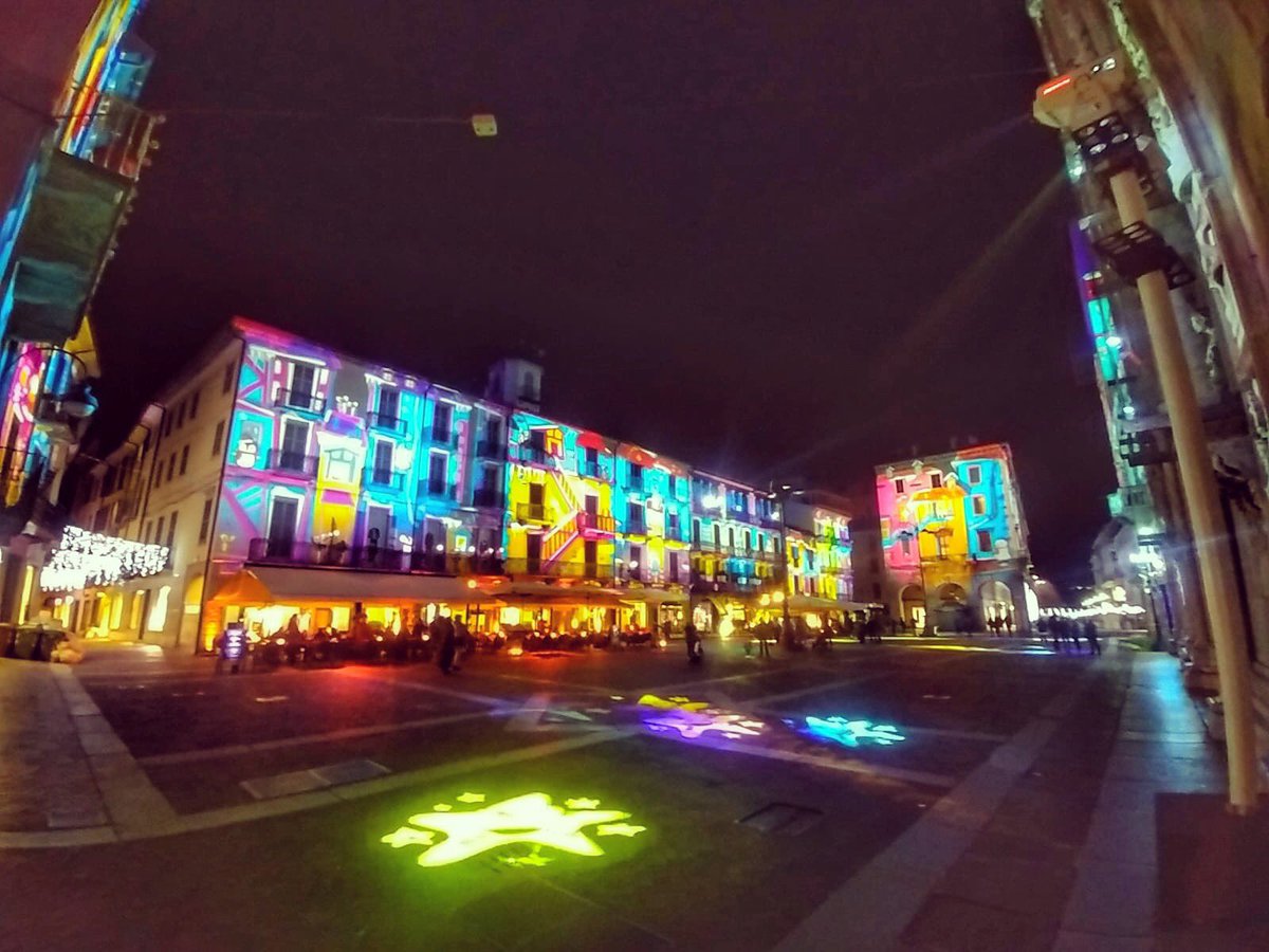 HORSE976's tweet image. #como #comocity #cittadicomo #christmas #christmasdecor #lucinellanotte #colors #luciecolori #natale #nöel #navidad #weihnachten #ologrammi #proiezioninatalizie #piazza