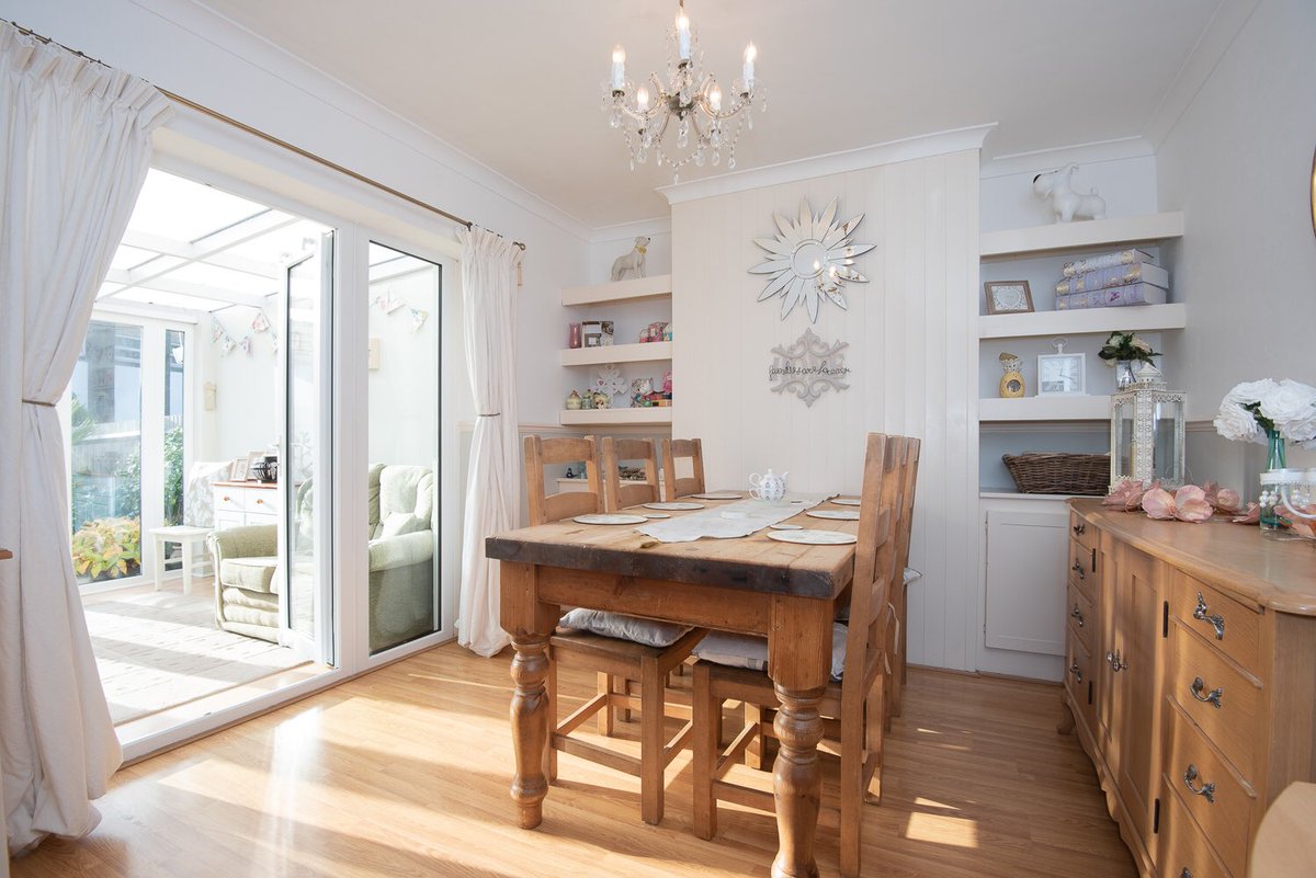 casaphoto1's tweet image. #beautiful #lightlines falling through this stunning #diningroom in today’s shoot in #Brighton