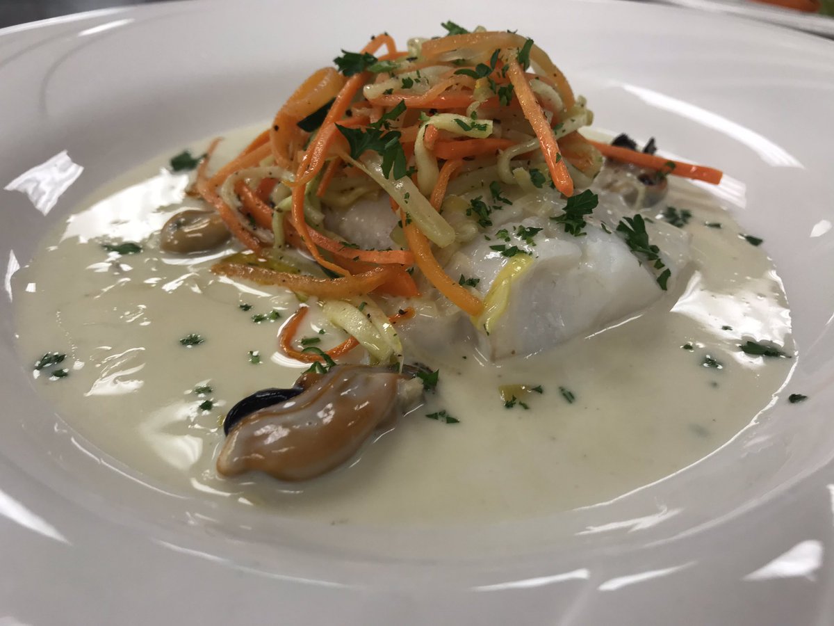 anewc13's tweet photo. Mussels steamed in white wine with poached haddock in a white wine and cream reduction, topped with sautéed zucchini, carrots, and celery. 👩🏻‍🍳 #deltech #cul280 https://t.co/bZguygj7uo