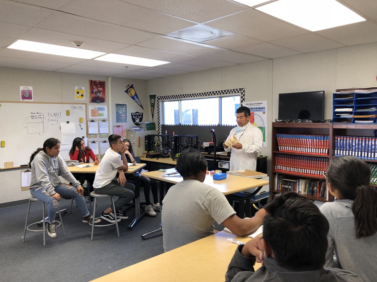 MsMacias08's tweet photo. Today’s Career Day @RioRealSchool !! Middle school Ss learned about various occupations from male and female speakers who were advocates of higher education 🎓 👍🏼 https://t.co/9iyRV88yEB