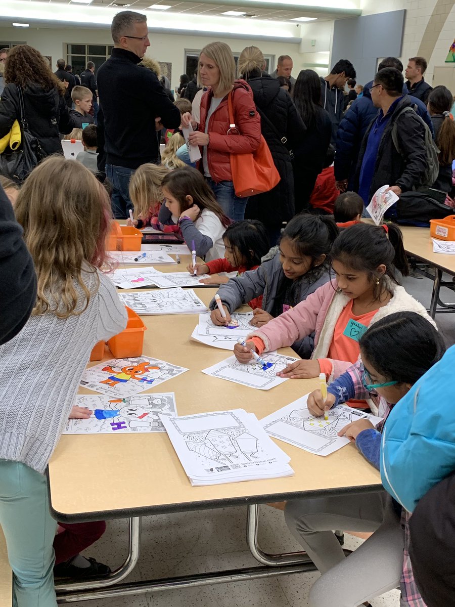MCSSTEAM's tweet photo. Another successful family #STEAM night! Thank you 2nd grade familes for your support! We love seeing you share these experiences with your child! #lednametags #quiver #augnentedreality #VirtualReality #GreenScreen @PlayOsmo @mcsteele_oh @MasonSchools @robynathomas @MrsBly_MECC https://t.co/7ihpW5ONny