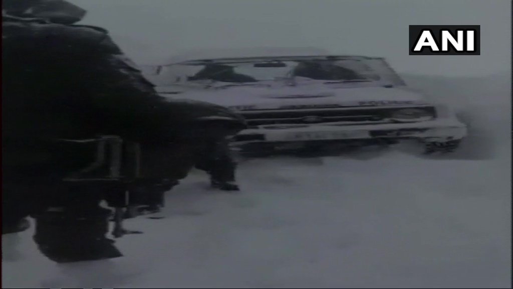 ANI's tweet photo. SHO Sonmarg Manzoor Ahmad and his team had a narrow escape yesterday after their vehicle got stuck in an avalanche on mountain pass Zoji La. #JammuAndKashmir https://t.co/Vk4wDd9nCp