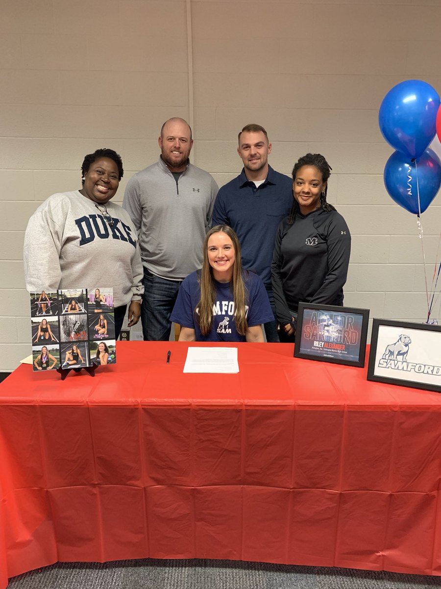 rileykate5's tweet photo. Officially a Bulldog!!!🐶❤️A big thank you to my coaches who have helped me get here today! And thank you to everyone who came to my signing!!! Excited to continue my track career for the next four years!! #samfordxctf https://t.co/rjzurYKMfj