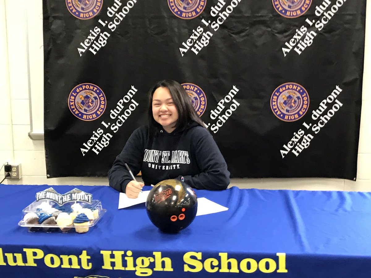 CresciMarty's tweet photo. #NationalSigningDay2018 Alexis I duPont High School Srs Esther Park signs with @Georgetown University Women’s Golf 🏌️‍♀️ and Amanda Yeung @MountSaintMarys Bowling #delhs #AIHSTigerPride @BradMyersTNJ @AIHSAthletics @RedClaySchools @AIHSTigersAD https://t.co/UWBr36SbP3