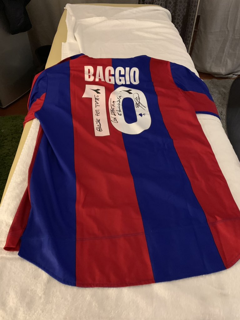 La magia delle canzoni, la poesia dello sport, l’umanità dei veri campioni, la fantasia dei numeri 10. GRAZIE Robi. ❤️ Stasera 7000 persone più una, hanno cantato anche per te. #NonSiDimentica. #RobertoBaggio #Padova #CremoniniLIVE2018