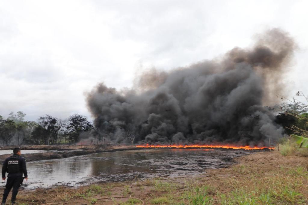 Veracruz: Huachicoleros provocan EXPLOSION de ducto de Pemex en Acayucan. Noticias en tiempo real