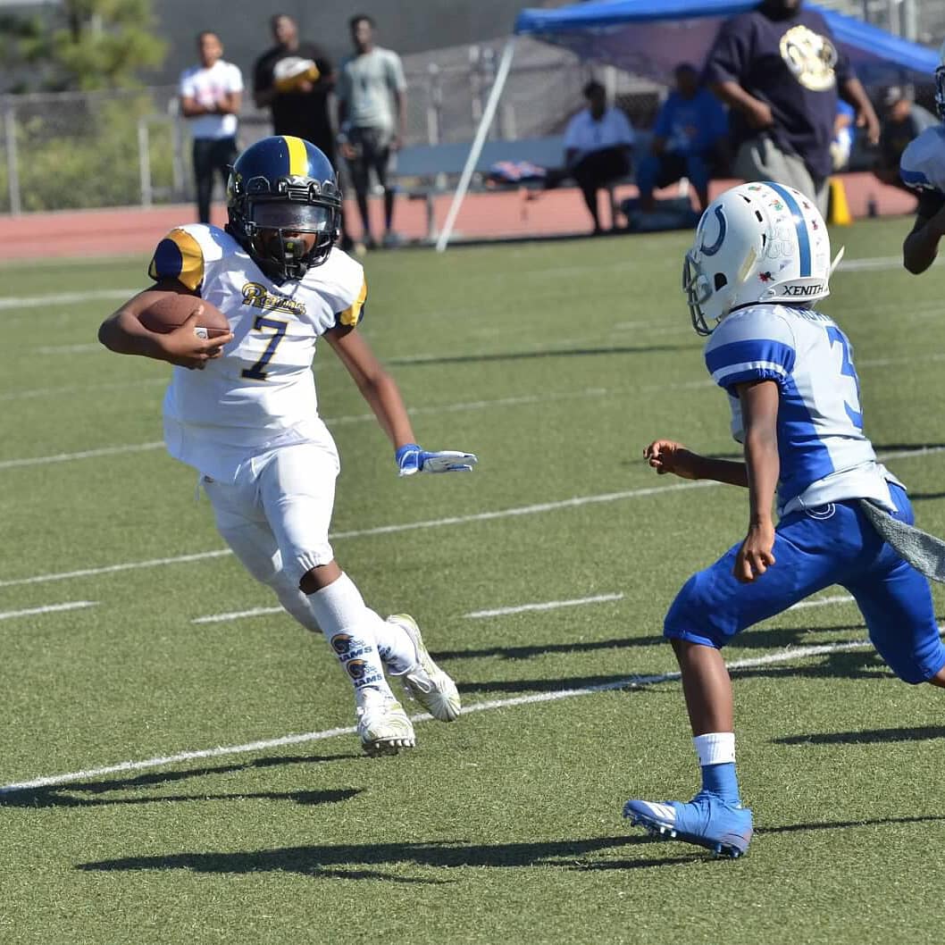 AllAmericanU's tweet photo. @AllAmericanU promotes #lilhardhittnrams QB/LB JTH on scoring a #touchdown on the way to the #Playoffs2018 #AllAmericanU #snoopleague #parksandrec #justdoit #imwithkap #rumbleyoungmanrumble #bloodinthegame https://t.co/gd24xAvvYT